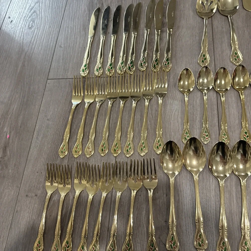 44 PCs‎ HOLLY Yuletide Holly Berry Christmas Gold 8 Place Settings + Serving Pcs